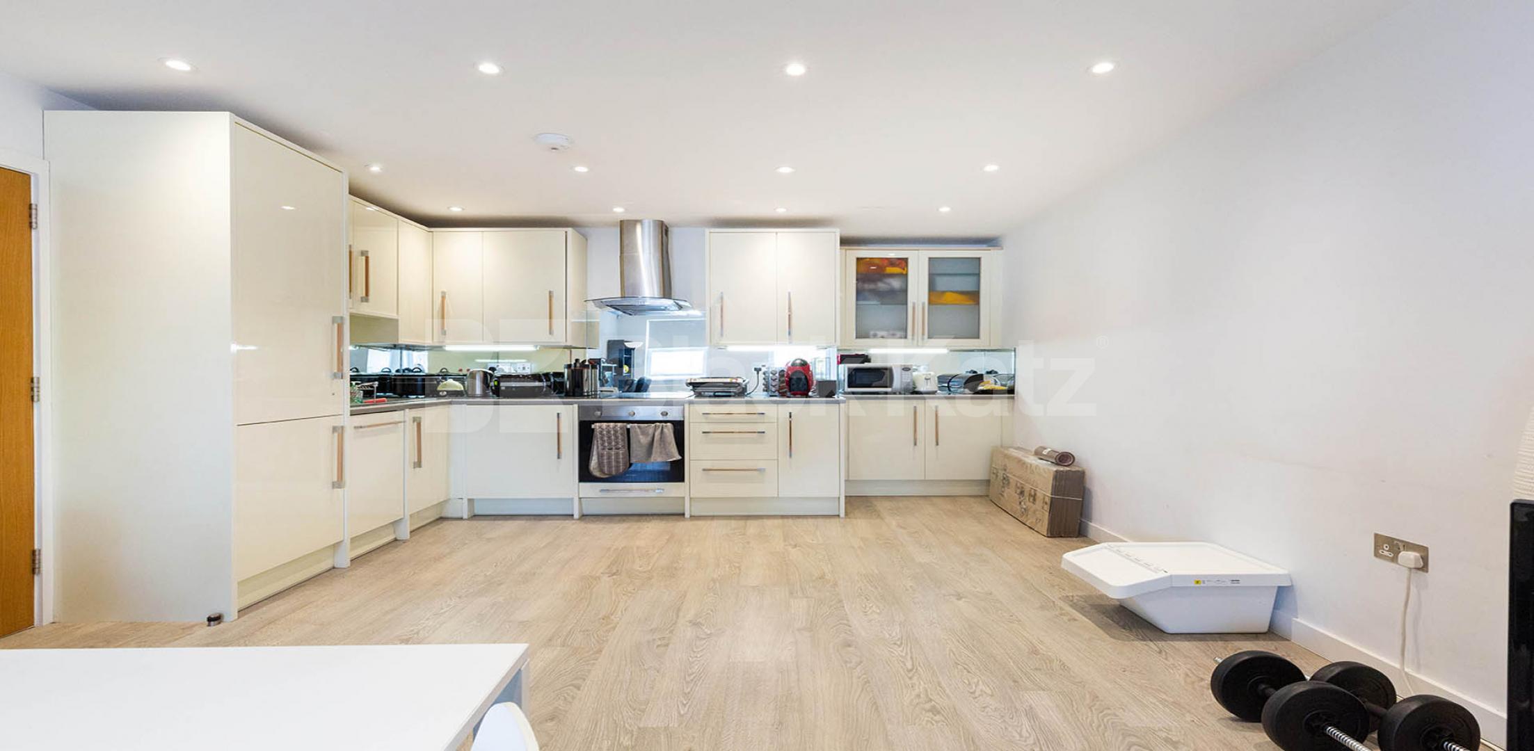 			STUNNING 1 BEDROOM APARTMENT, 1 Bedroom, 1 bath, 1 reception Flat			 Avenue Road, Seven Sisters-Harringay